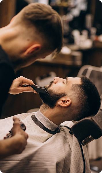 Traditionel barbering af skæg med skarp kniv